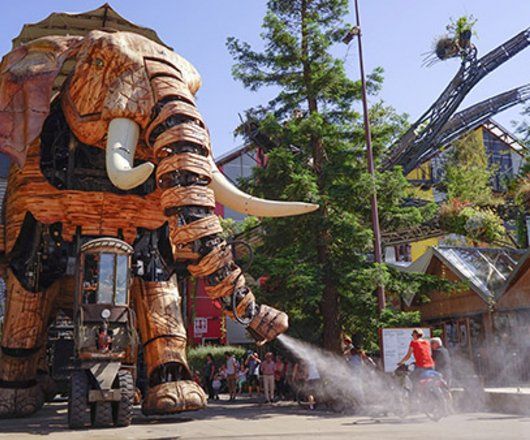 L'éléphant arrosant le public aux Machines de Nantes