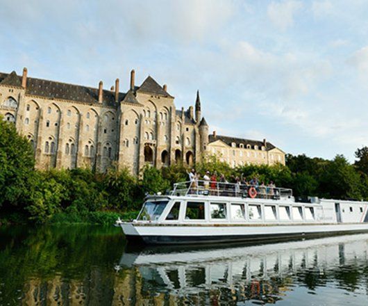 Abbaye de Solesmes et bateau sur l'eau 