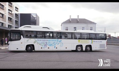 Inauguration d'un autocar roulant au gaz naturel pour véhicules en Vendée
