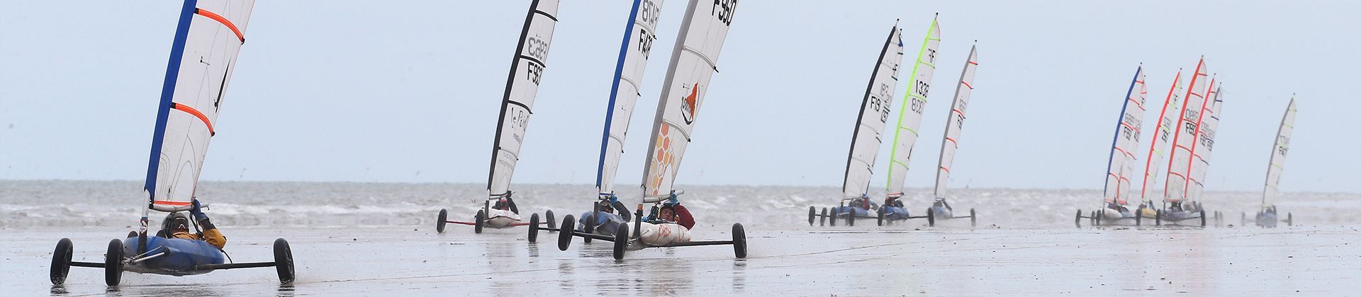 Plan large d'un groupe de char à voile sur la plage de St-Jean de Monts