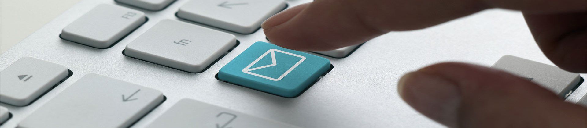 gros plan sur un clavier d'ordinateur blanc avec une touche email bleue