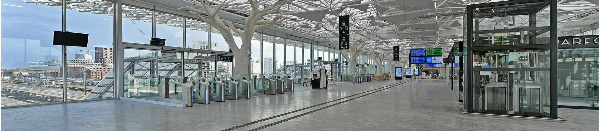 Vue panoramique de l'intérieur de la mezzanine de la gare de Nantes