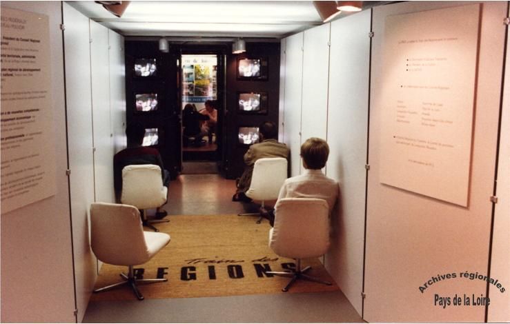 Intérieur d'un wagon du "train des régions", 1985