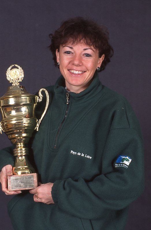 Valérie Nivet-Jaunâtre (course), pré-sélectionnée JO d’Atlanta 1996, ici photographiée avec un trophée de championne de France (phot. Quemener).