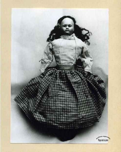 Photo d'une poupée en carton et cuir (3e quart du 19e siècle). 