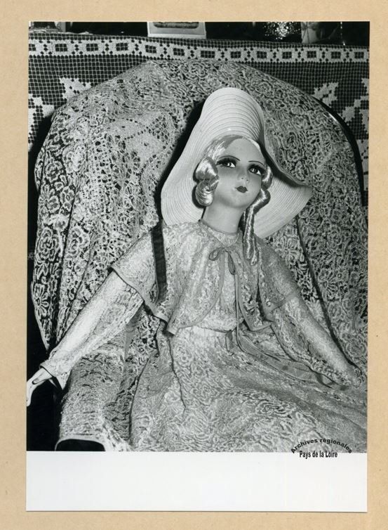 Photo d'une poupée en carton et cuir du 1er quart du 20e siècle (Cormes, Sarthe) 