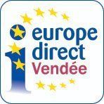 I bleu majuscule entouré d'étoiles avec le texte : Europe Direct Vendée
