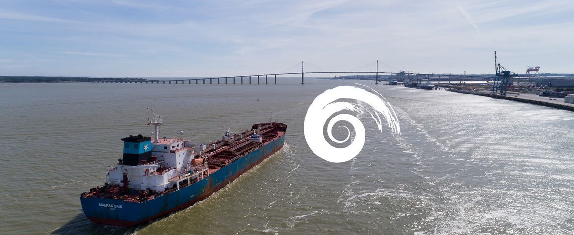 Bateau de marchandises navigant au pied du pont de Saint-Nazaire