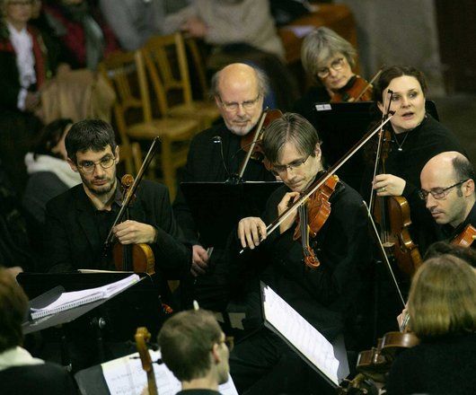 Plan serré sur un orchestre de musique classique