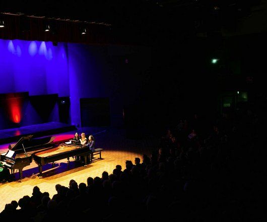 Vue d'ensemble d'un concert de pianistes dans une salle de spectacle
