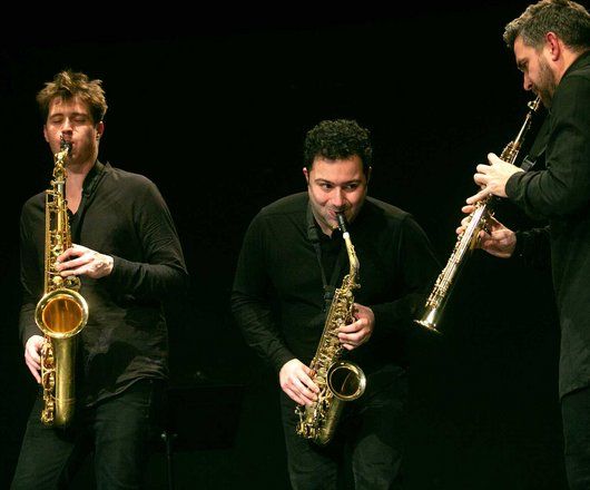 Trois saxophonistes en train de jouer