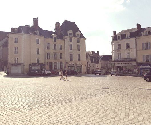 place de village par beau temps, 3 piétonnes Château Neuf