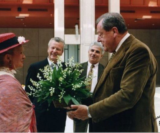Photographie de l’opération « Muguet » à l’Hôtel de Région en présence de conseillers régionaux  (21 mai 1995) : remise d'un bouquet de muguet (Archives Service Presse). 