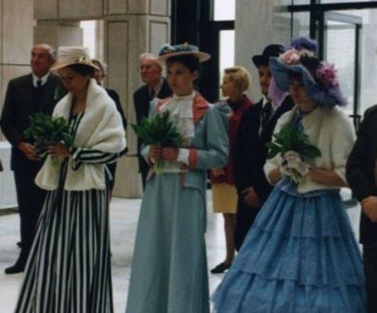 Photographie de l’opération « Muguet » à l’Hôtel de Région en présence de conseillers régionaux  (21 mai 1995) : personnages en costume d'époque (Archives Service Presse). 
