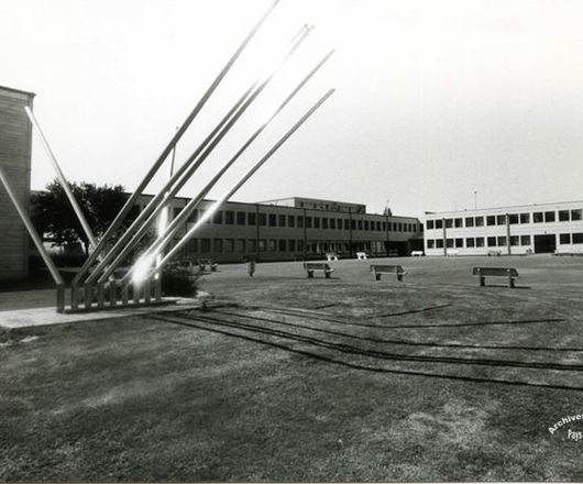 Œuvre de Yaacov Agam pour le lycée Pierre Mendès-France à La Roche-sur-Yon, installée en 1971, photographiée ici avant son insertion dans un parterre (photographe non encore identifié) (sans date, années 1980 ?) : le public était invité à bouger les éléments mobiles de métal (désormais bloqués) pour cette œuvre représentative de l’art cinétique.