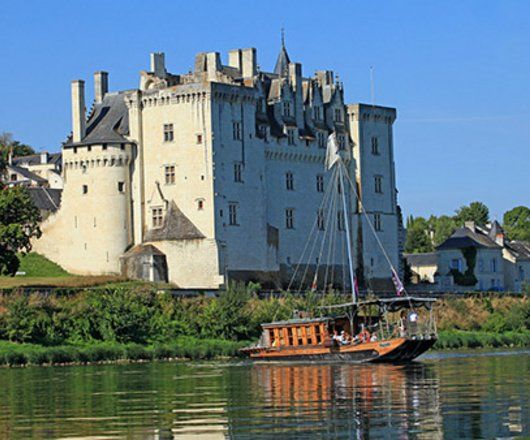 Château de Montsoreau et bateau sur l'eau