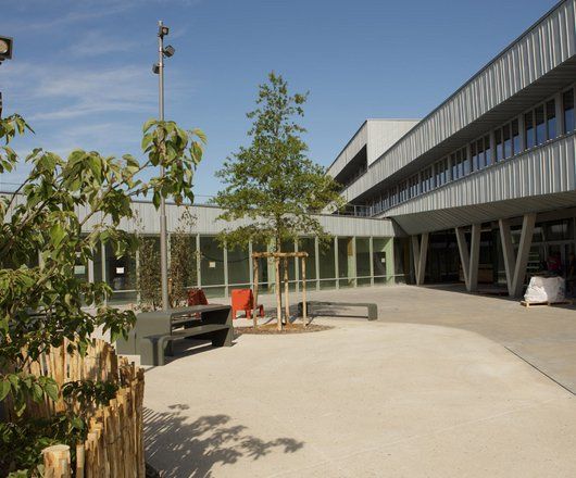 vue extérieure de la cour du lycée nort sur erdre