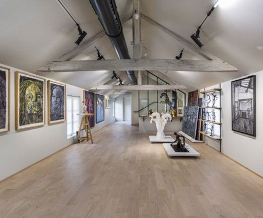 salle de musée type atelier d'artiste avec tableaux et sculptures