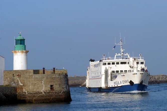 Navette à passagers entrant dans le port de l’île d'Yeu