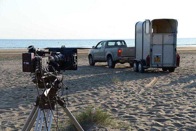 tournage de film sur la plage : pick up et véhicule pour cheval