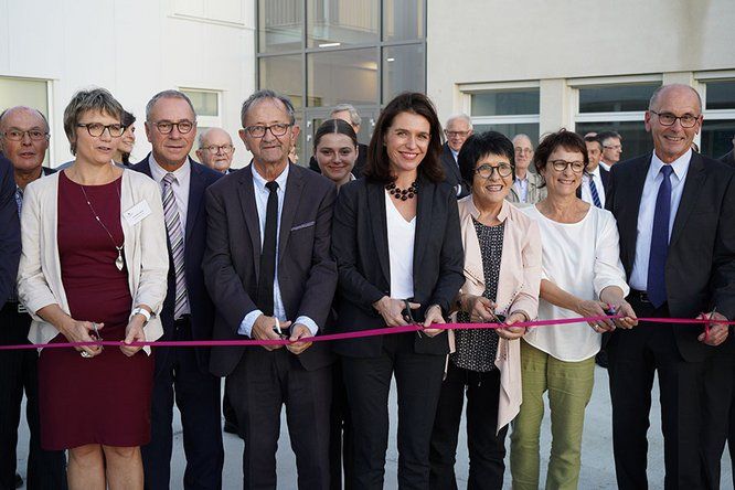 Christelle Morançais, présidente du Conseil régional des Pays de la Loire et d'autres personnalités coupent le ruban d'inauguration