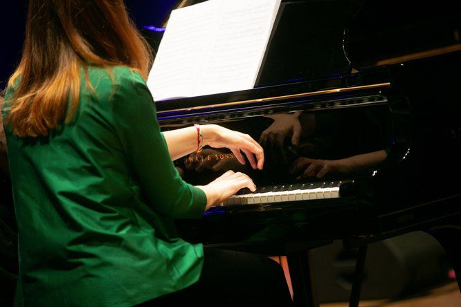 Plan serré sur une pianiste jouant du piano