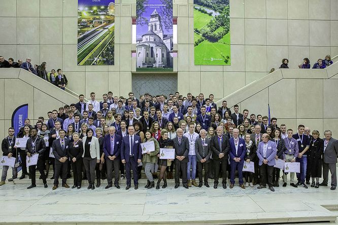 Photo de groupe pour les 241 médaillés régionaux dans le hall de l'hôtel de région 