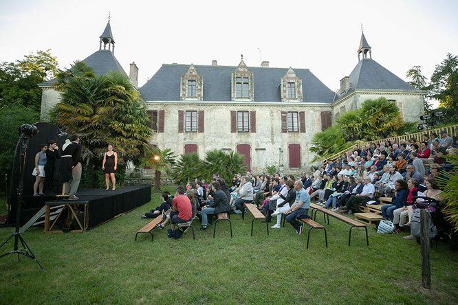 comédiens sur une scène dans les jardins d'un château, spectateurs face à eux sur des bancs