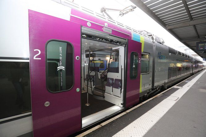 Plan serré sur un TER Pays de la Loire, porte ouverte