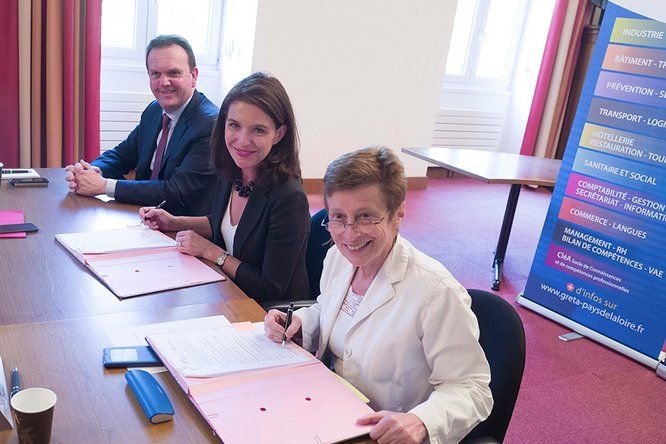 Christelle Morançais, présidente de la Région des Pays de la Loire et Nicole Klein, préfète de la région signent le Plan d'investissements dans les compétences