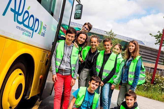 groupe de 9 enfants devant un car Aléop 