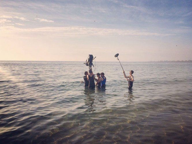 équipe de tournage dans la mer
