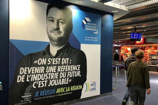 affiche campagne contrat de croissance entreprise dans une gare