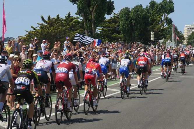 coureurs du Tour de France au départ de La Baule, spectateurs