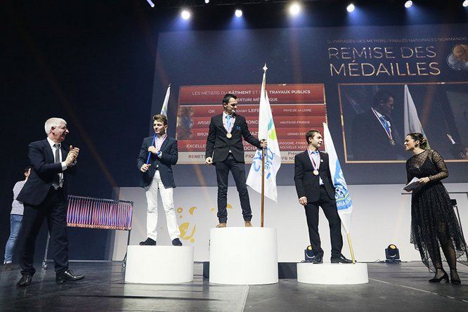 cérémonie de remise des médailles avec les 3 premiers sur le podium