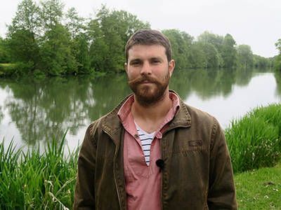 Arnaud Lalande, directeur du site du Pays fléchois, devant un court d'eau 