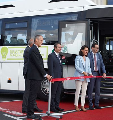 Christelle Morançais, Présidente du Conseil régional des Pays de la Loire inaugure le car éléctrique