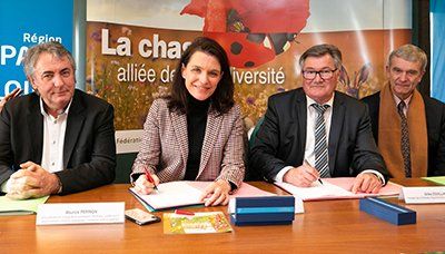 Christelle Morançais, Présidente du Conseil régional des Pays de la Loire signe la convention chasseurs
