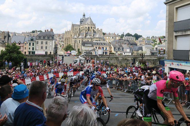 Tour de France à Mayenne, les cyclistes et nombreux spectateurs 