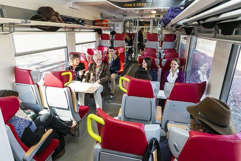 des personnes voyagent à l'intérieur d'un train ter pays de la loire