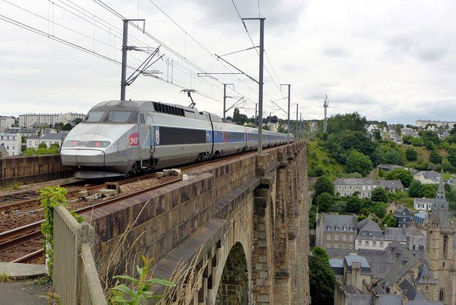 TGV qui passe sur un pont en ville