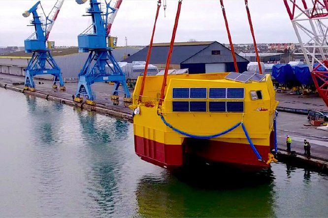 plateforme flottante suspendue à une grue dans les chantiers navals