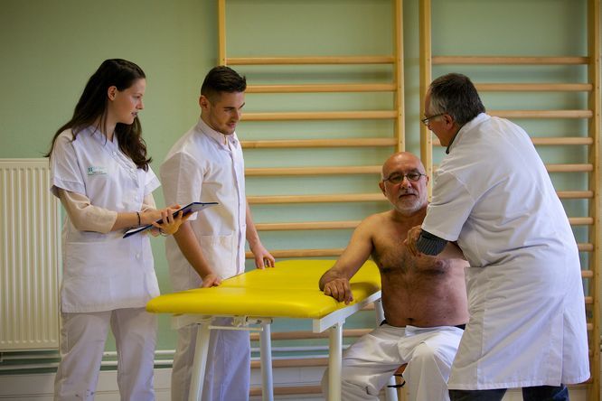 Etudiants en formation sanitaire et sociale avec une professionnel et un patient