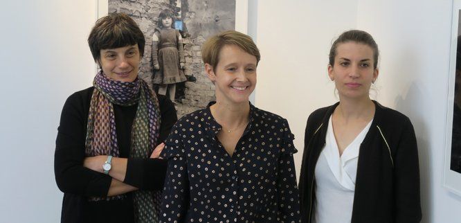 L'artiste Arja hyytiäinen, Laurence Garnier, vice-présidente de la Région des Pays de la Loire et Laura Beneteau de l'association Handicap Travail et Solidarité