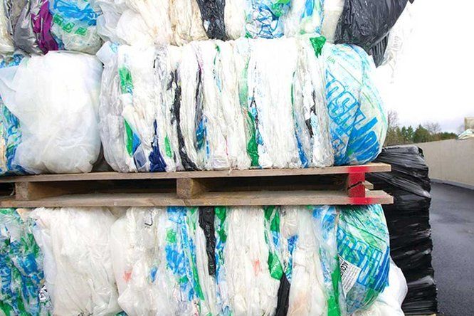 Montagne de plastiques pour recyclage