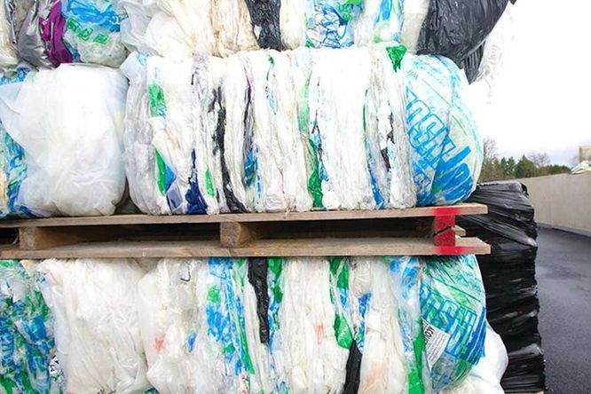 Montagne de plastiques pour recyclage