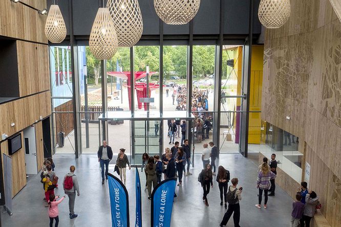 hall lycée avec lycéens déambulant