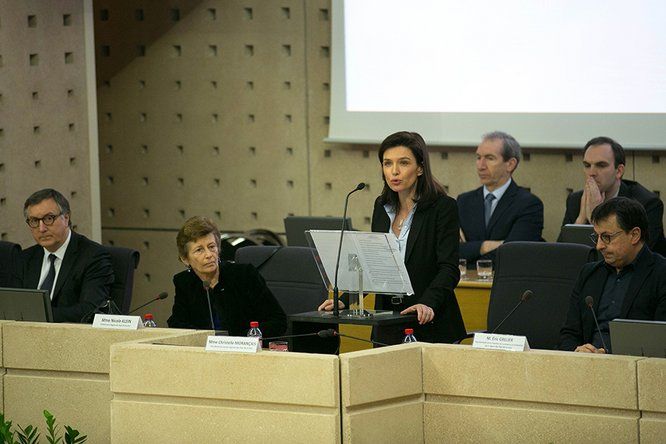 Christelle Morançais, présidente du Conseil régional des Pays de la Loire parle au micro dans l'hémicycle à l'occasion d'une session du parlement