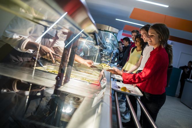 Lycéens dans une cantine scolaire