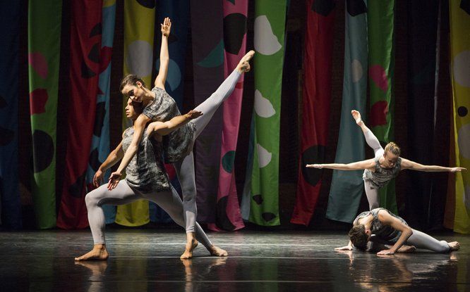 Plan serré de quatre danseurs contemporains sur scène